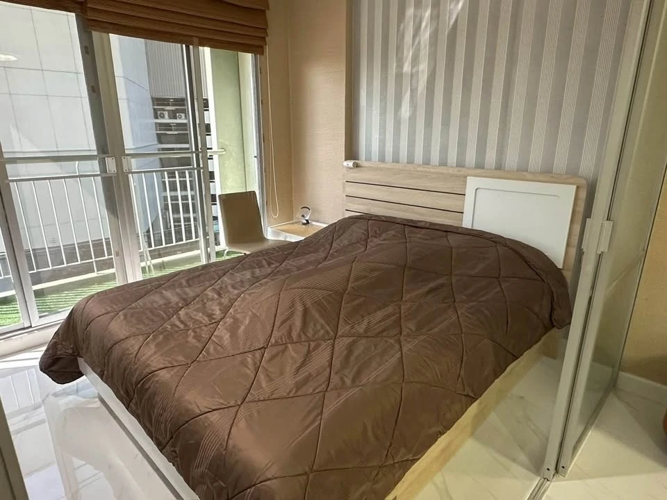For sale or rent: Lumpini Place Ramintra-Lak Si, 4th floor, Building F, next to the Pink Line BTS station, wallpapered throughout the room, reserve no