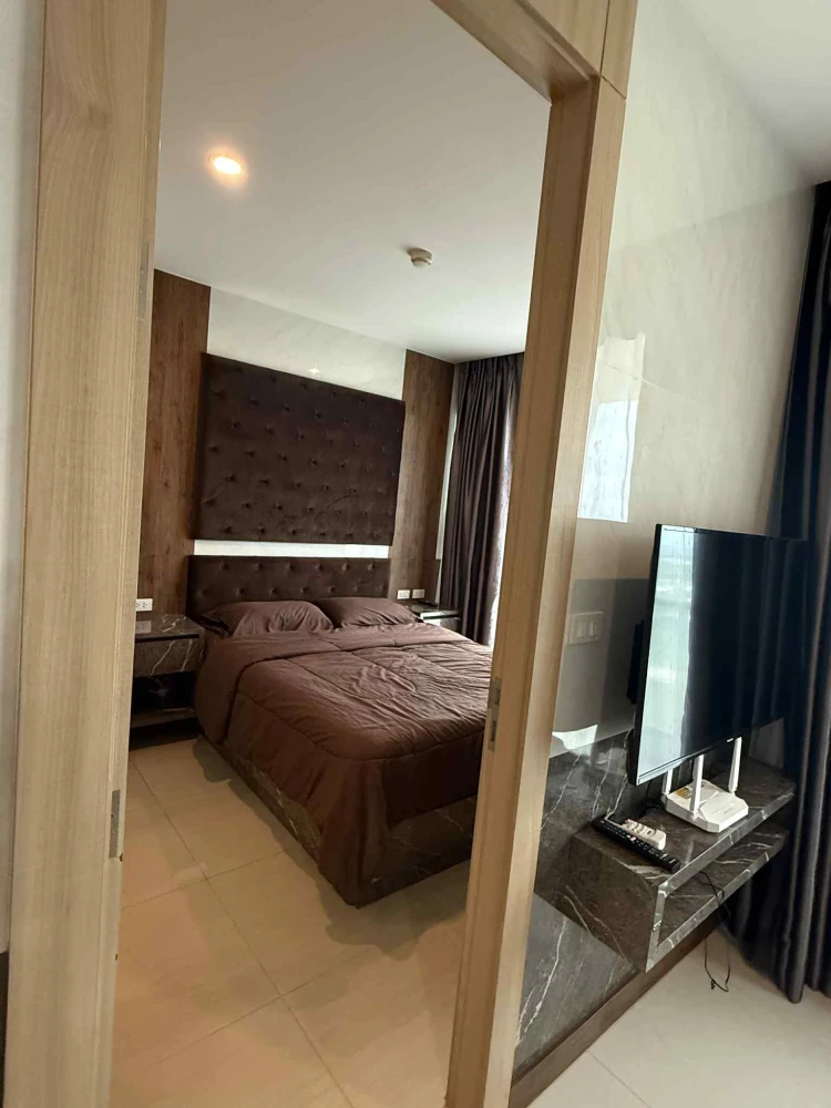 For sale or rent: The Riviera Jomtien Pattaya, city view, 33rd floor, very high, fully furnished with built-in furniture. Don't miss out!