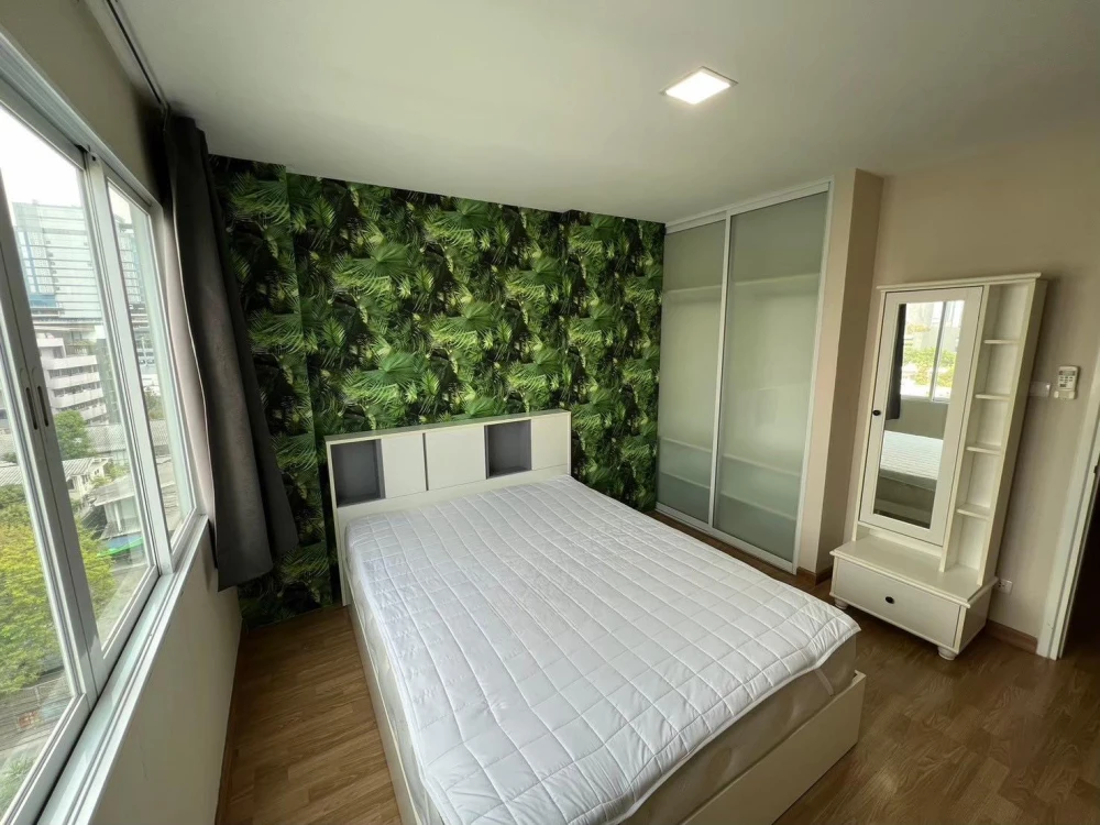 For sale, for rent, The Maple Ratchada-Ladprao, room on the 7th floor, cool, not hot, gets a little morning sun, a view of a house, garden, trees, ple