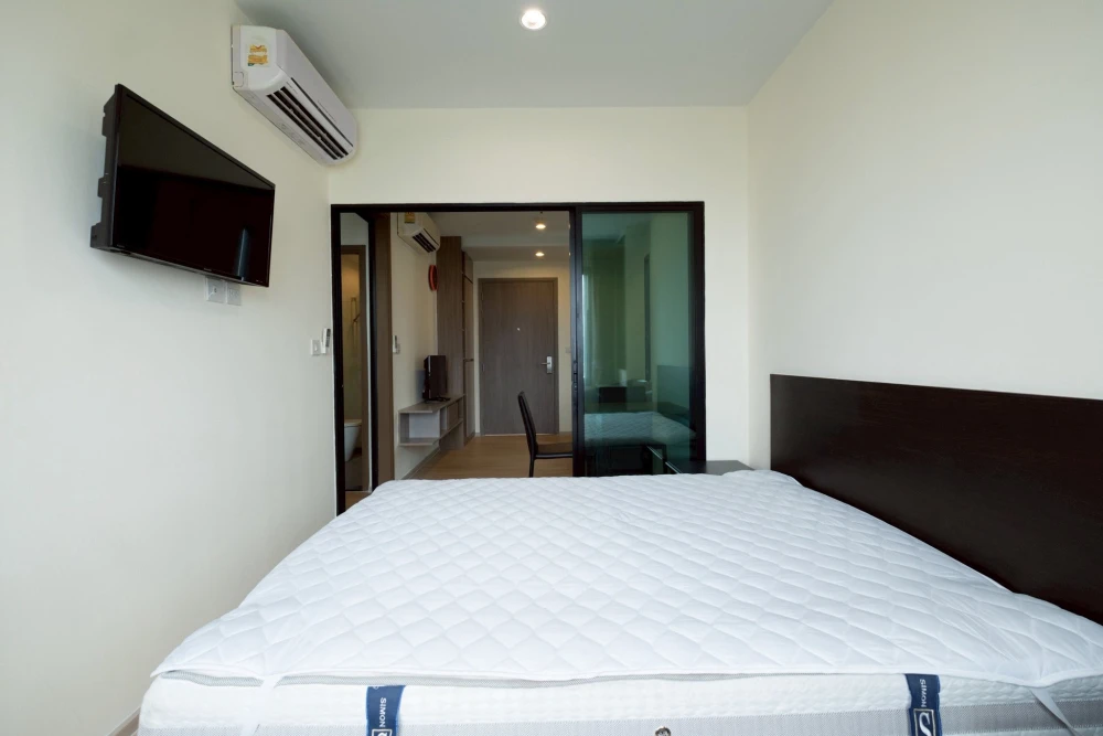 For sale, for rent, The Gallery Bearing, quiet corner room, very private, fully furnished, ready to move in.