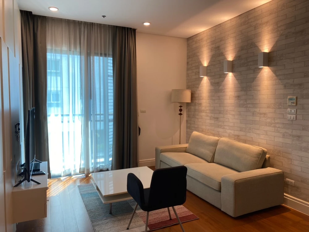For sale or rent: Bright Sukhumvit 24, large room, comfortable, not cramped, ready to move in, fully furnished + electrical appliances