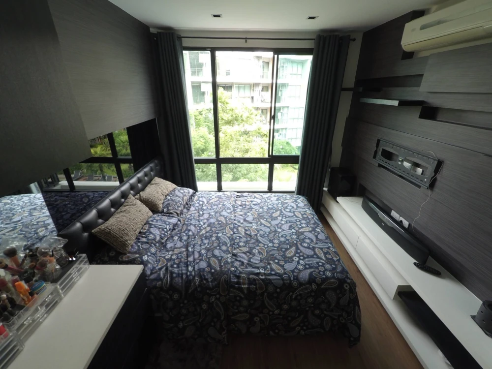 For sale or rent: iCondo Sukhumvit 103, 4th floor, corner unit, pool and garden view. Very spacious room, move-in ready.