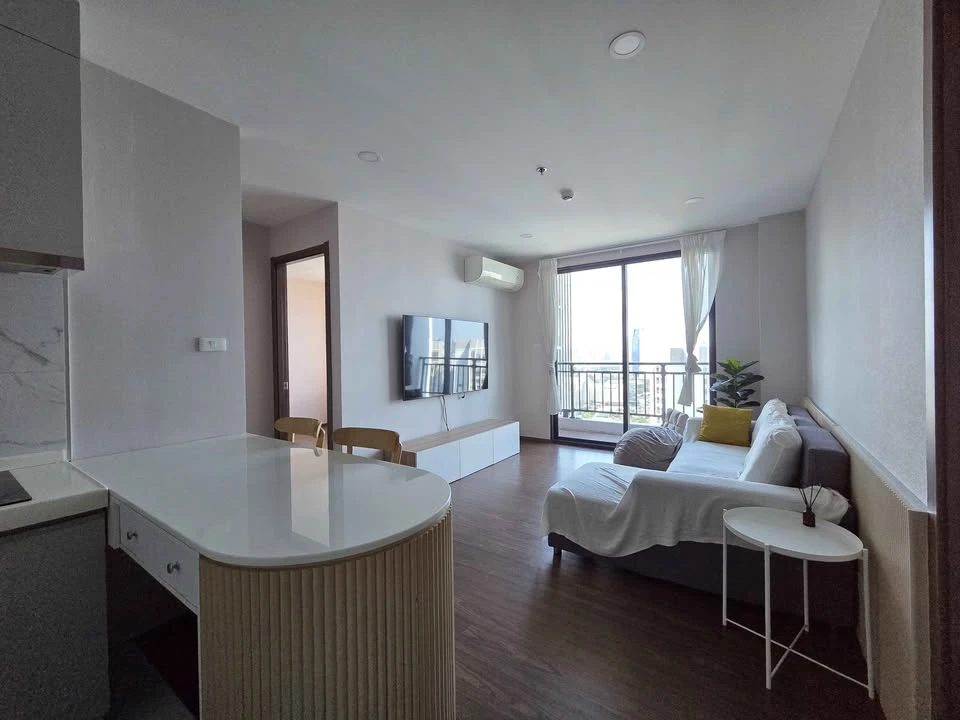 For sale or rent: 2 bedrooms, 2 bathrooms, beautiful view. The smaller bedroom can be used as a study/office. Stunning city view at night. Book now!