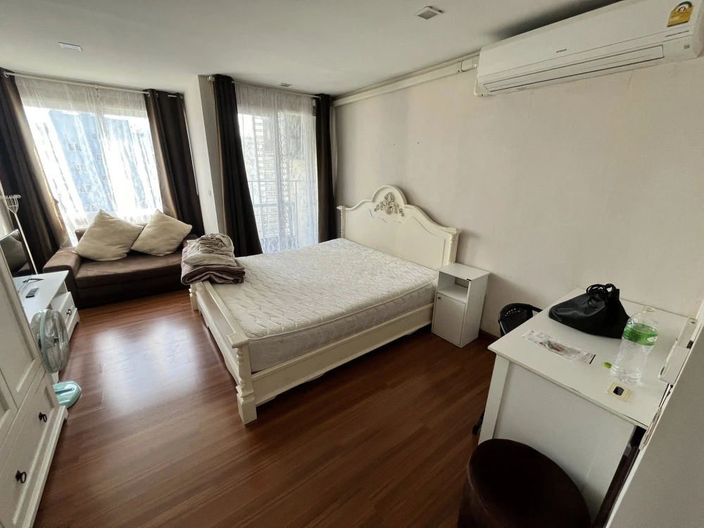 For sale or rent: Airlink Residences Romklao, studio room, fully furnished with high-quality furniture. Don't miss out!