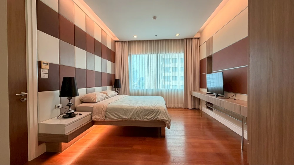 For sale or rent: Bright Sukhumvit 24, 1 bedroom, 1 bathroom, spacious living area, fully furnished. Book now!