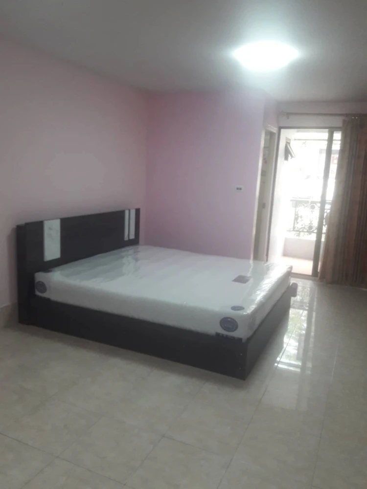 For sale or rent: Champs Elysees Tiwanon, 4th floor, bright pink unit. 7-11 convenience store on the ground floor, convenient parking. A highly recomm