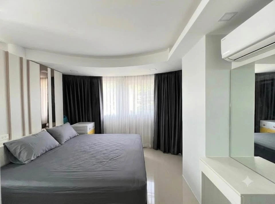 For sale or rent: Champs Elysees Tiwanon. Large, comfortable unit with ample living space and complete amenities. Book now!