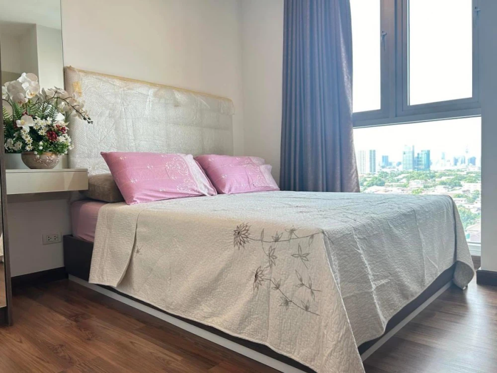 For sale or rent: Chewathai Interchange. Large, comfortable rooms with ample living space. Book now! Don't miss out!
