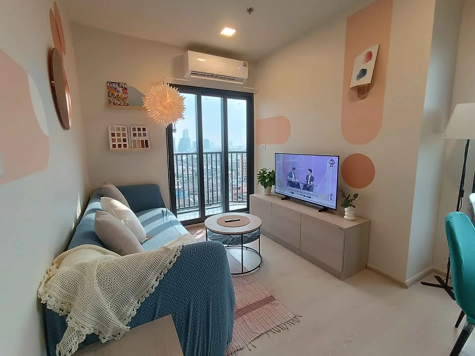 For sale or rent: FLO by Sansiri, corner unit – a rare item, the only one with a curved balcony. Stunning, expansive river views. Book now!