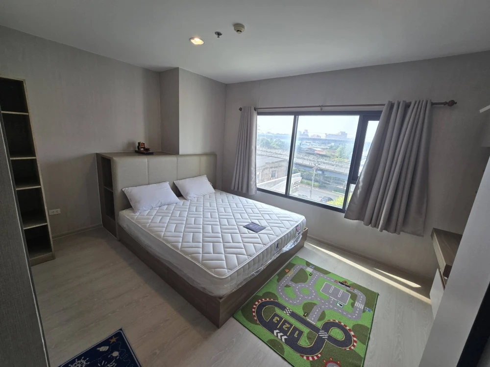 For sale or rent: IDEO Thaphra Interchange, 5th floor. This floor has higher ceilings than other floors because it's located on the parking level with