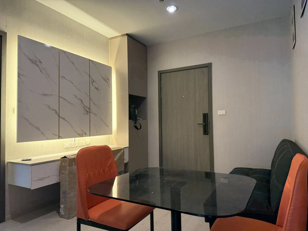 For sale or rent at Ideo Thaphra Interchange. The room is on a very high floor, with great ventilation. Same floor as the common area. Super convenien