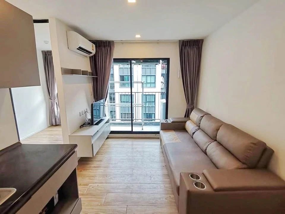For sale or rent: Kensington Laem Chabang, Building B, 6th floor, size 35 square meters, corner room with pool view, meets all needs.