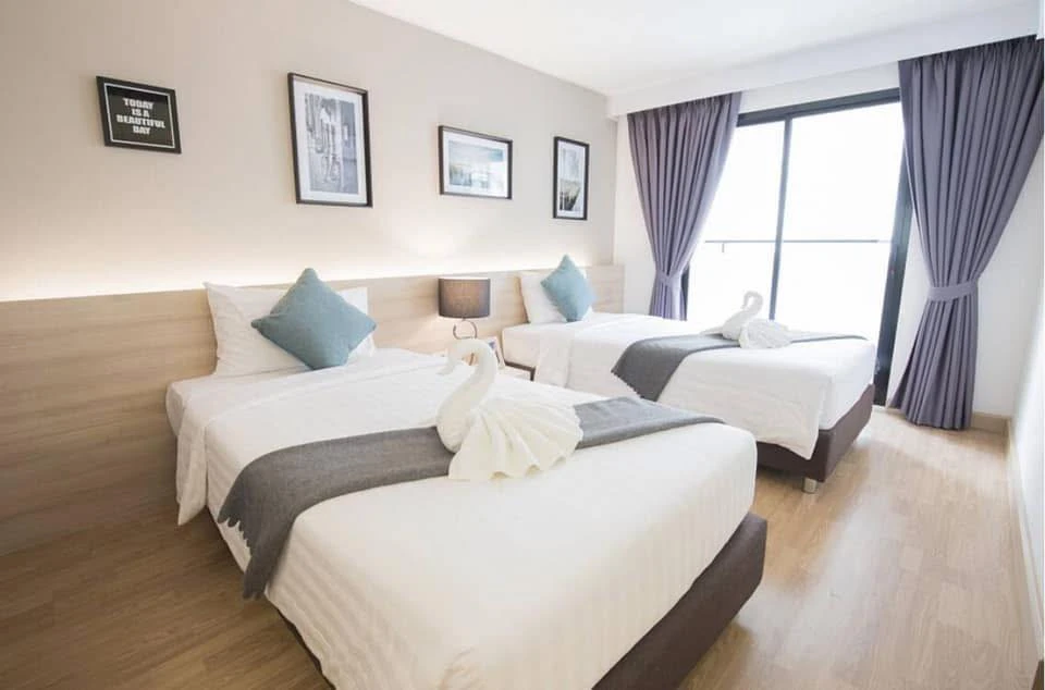 For sale or rent: Level Condominium, corner unit, quiet area, fully furnished. Book now!