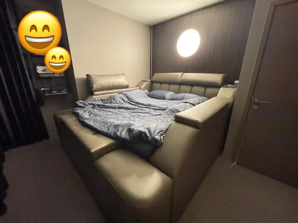 For sale, for rent, Life Asoke Hype, very high floor, decorated with simple, luxurious, expensive built-in furniture, has a large dressing room. If yo