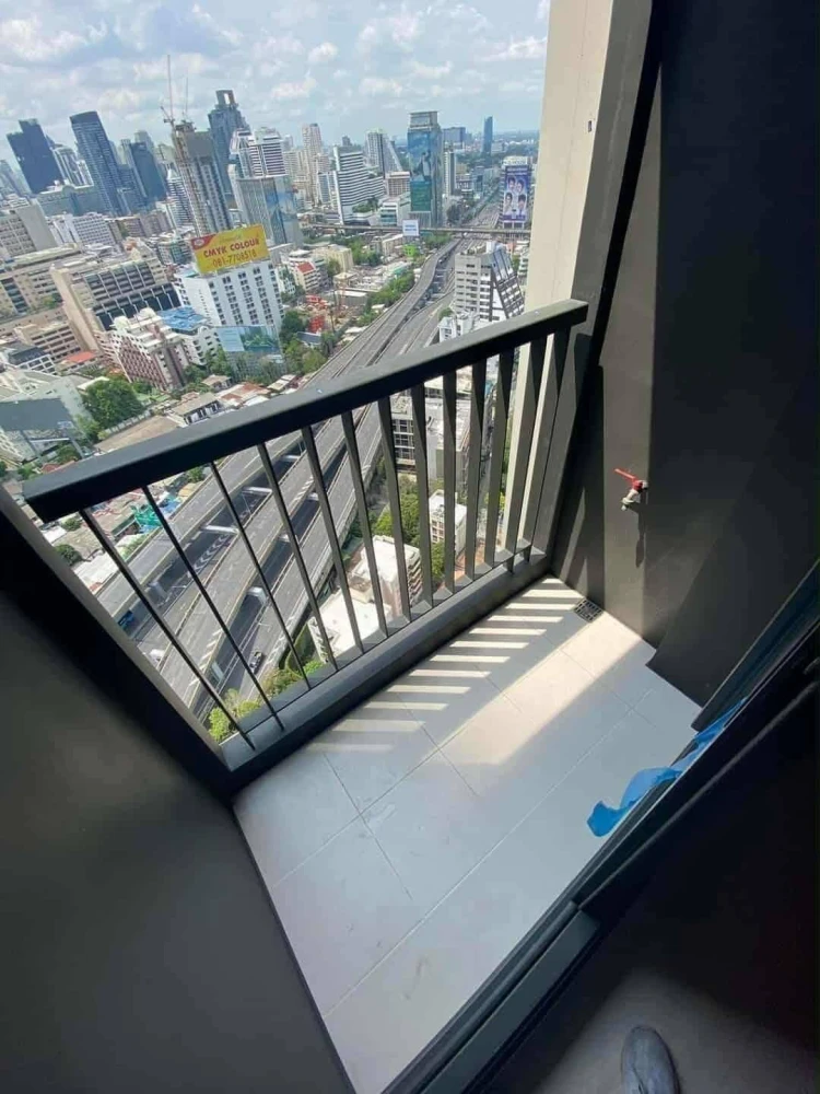 For sale or rent: Life One Wireless, 20th+ floor (almost 30th), Asoke city view, unobstructed, fully furnished. Book now!
