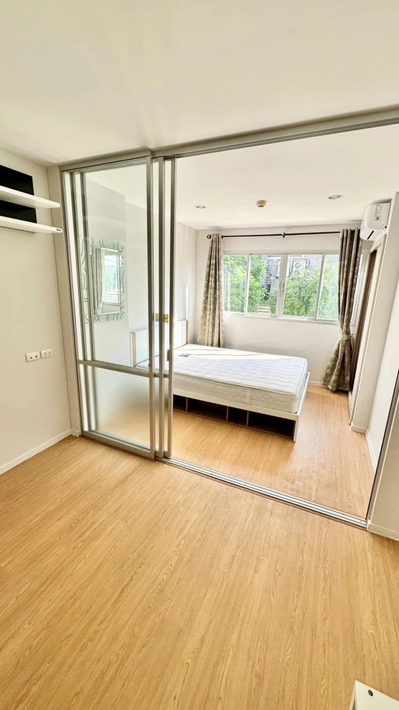 For sale or rent: Lumpini Condo Town Ramindra-Lat Pla Khao. A lovely room with complete furnishings. Just bring your bags and move in!