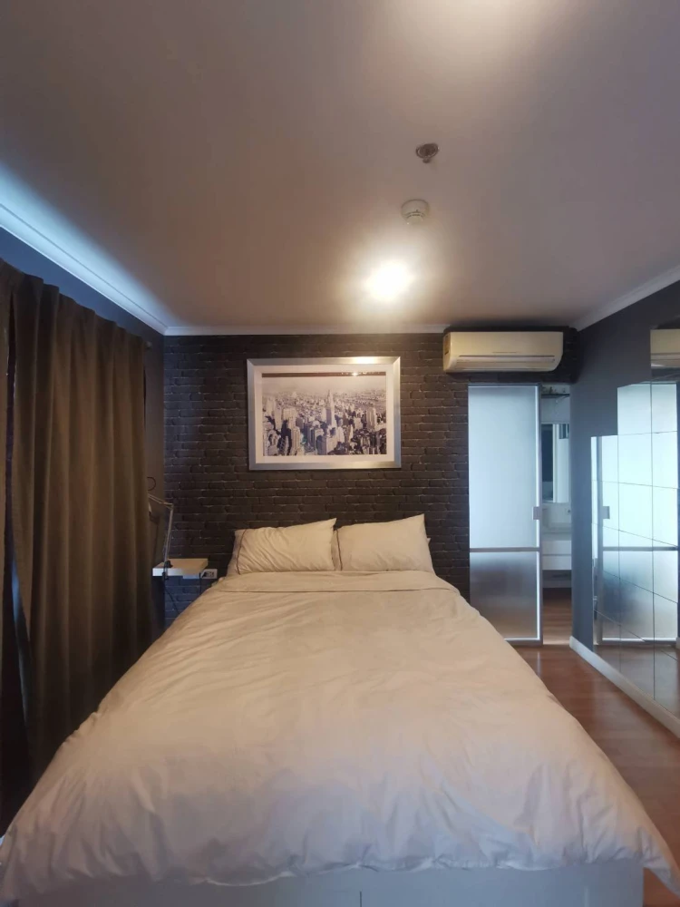 For sale or rent: Lumpini Place Rama 4 – Kluaynamthai. Spacious room with ample living space, fully furnished with appliances. Book now!