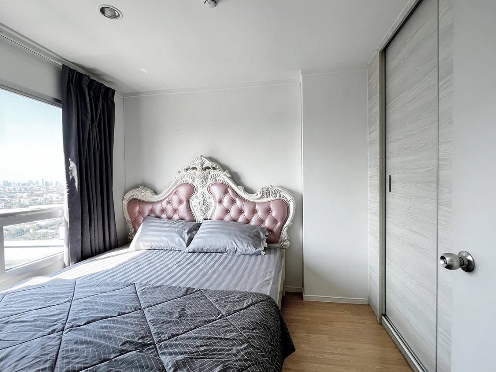 For sale or rent: Lumpini Place Srinakarin-Huamak Station. Beautifully decorated unit with a consistent color scheme and high-quality wallpaper. Book