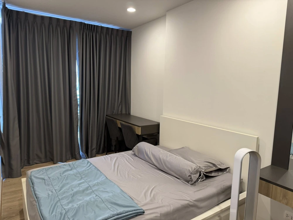 For sale or rent: Oka Haus Sukhumvit 36. Nice unit with pool view, great location, and convenient transportation. Book now!