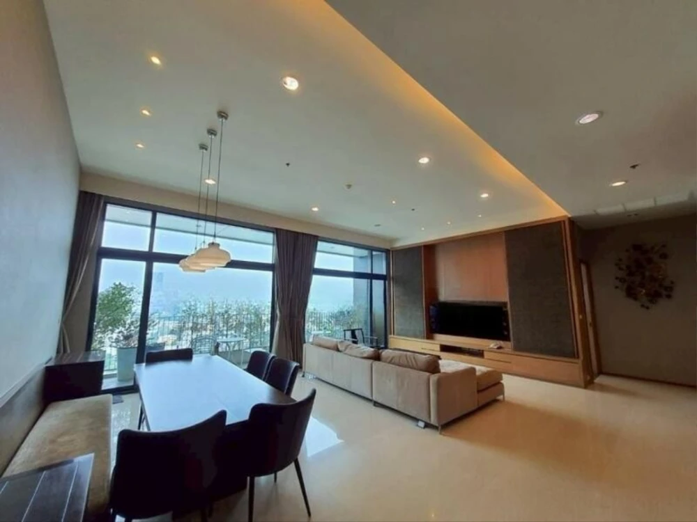 For sale/rent: Parco Condominium, penthouse unit, very high floor, 4 bedrooms, 5 bathrooms + maid's room. You can't miss this opportunity!