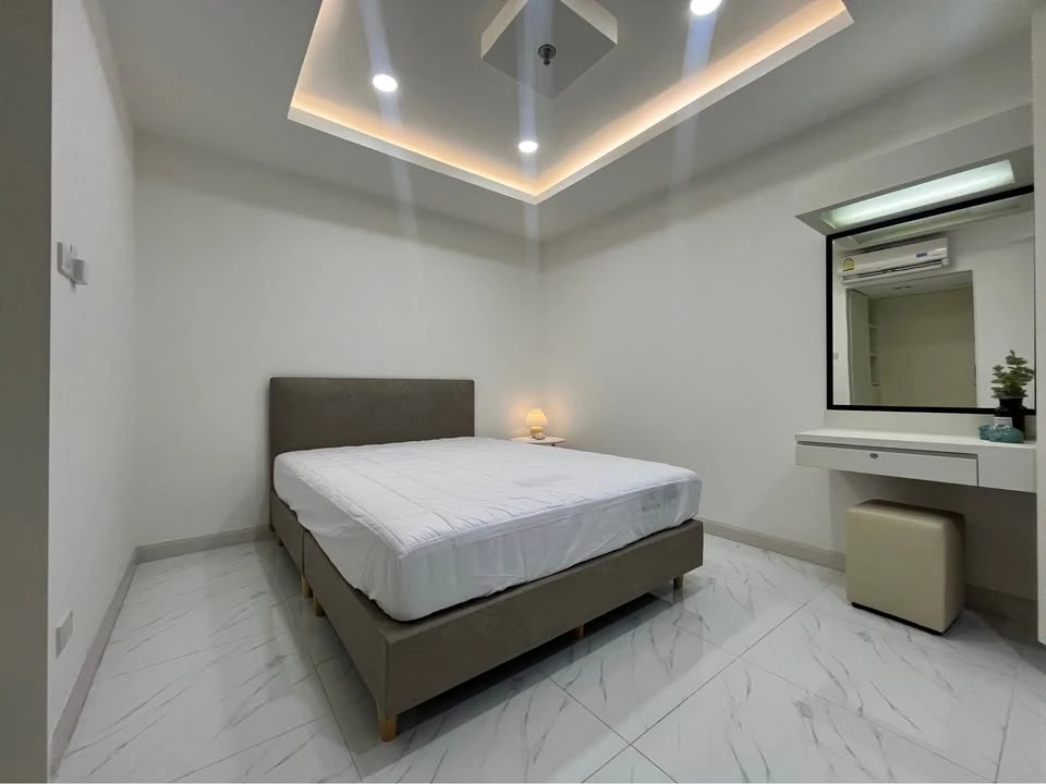 For sale or rent: River Heaven, Daisy building, very large unit with Bangkok Bridge view. Book now before it's too late!