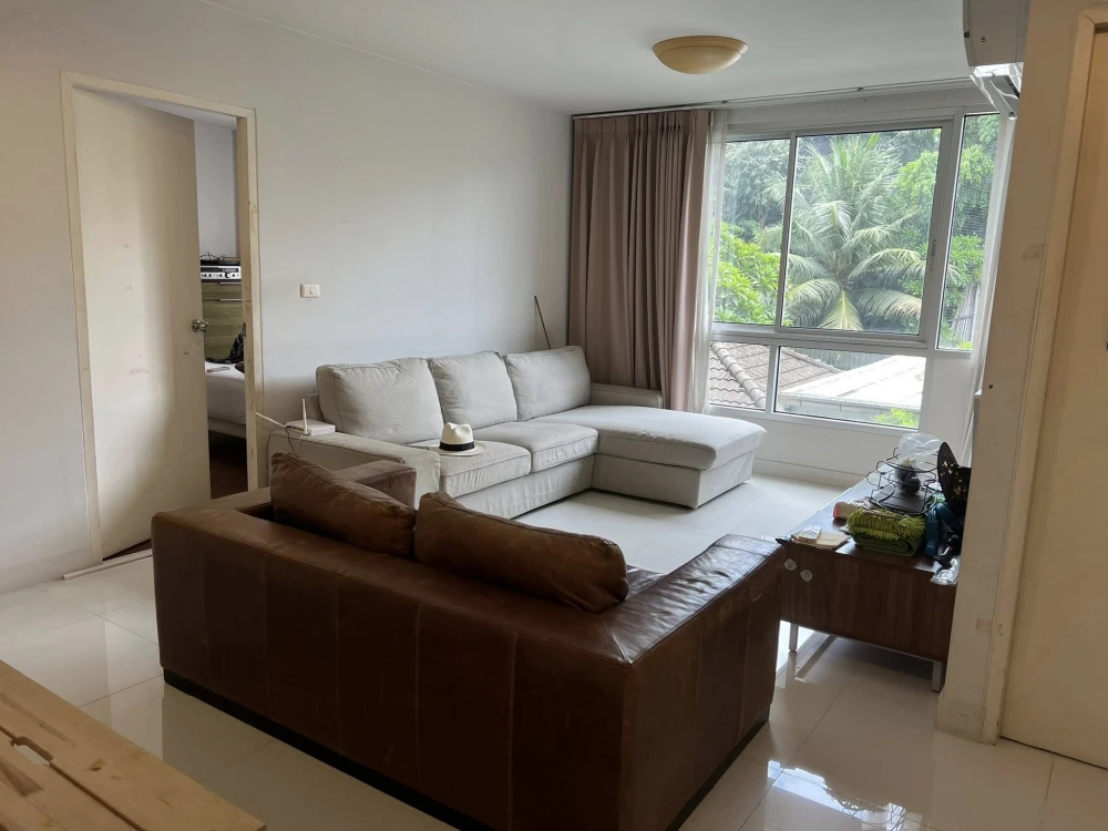 For sale or rent: Sathorn Plus-By The Garden. Spacious room with plenty of usable space. Fully furnished. Comes with a large sofa. Reserve now!