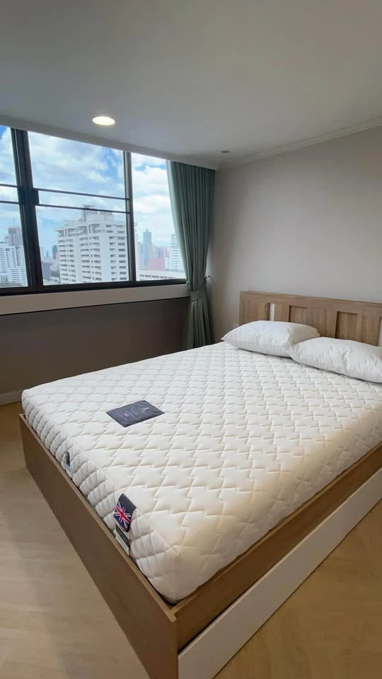 For sale, for rent Supalai Place Sukhumvit 39, spacious room, lots of usable space, comes with complete furniture, just bring your bags and move in.