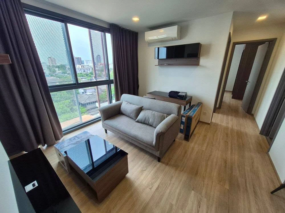 For sale, for rent Taka haus Ekkamai 12, 2 bedrooms, 2 bathrooms, plenty of space, fully furnished, hurry and book now.