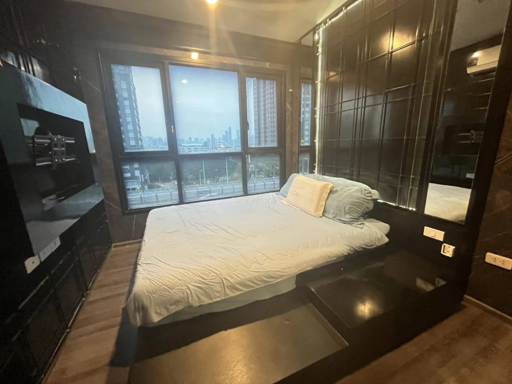 For sale, for rent, The Base Park East, a room decorated with built-in furniture, dark colors, simple and luxurious, looks very expensive. Just bring