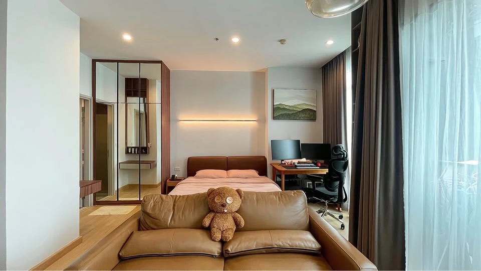 For sale or rent: The Capital Ekkamai-Thonglor. View of Thonglor Soi, fully furnished, Japanese style dining set, cowhide leather sofa, ready to move