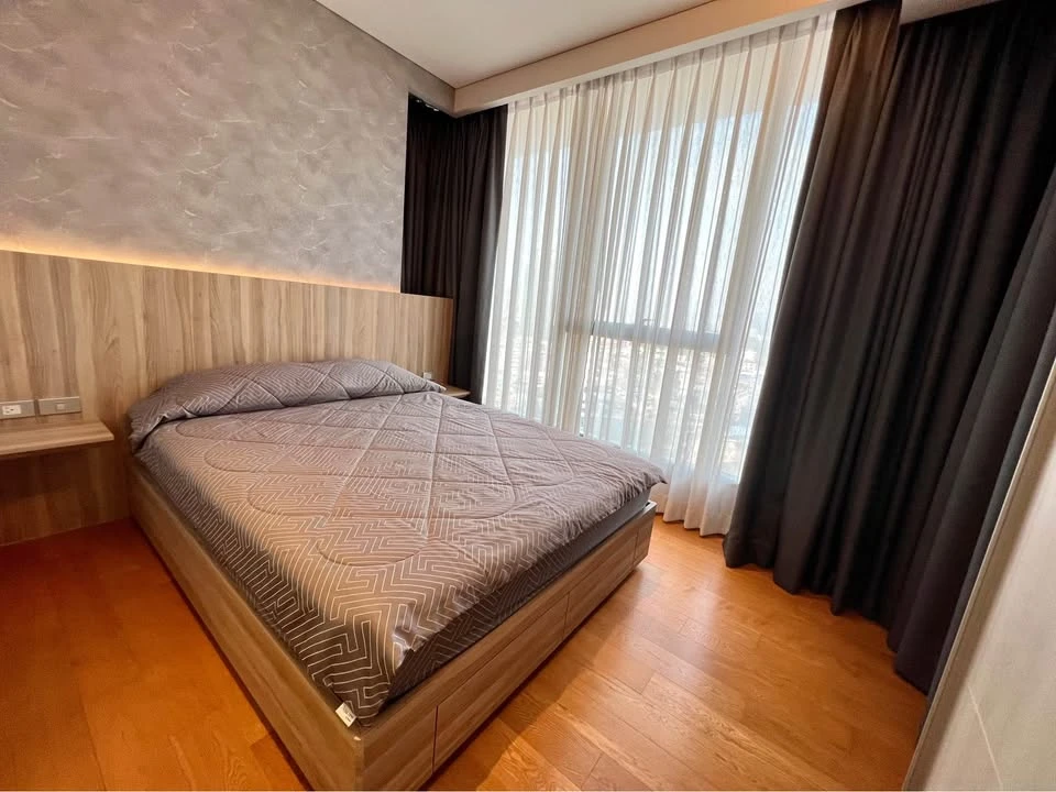 For sale or rent: The Lumpini 24, a very high floor room with a great city view and excellent furniture. First come, first served.