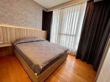 For sale or rent: The Lumpini 24, a very high floor room with a great city view and excellent furniture. First come, first served.