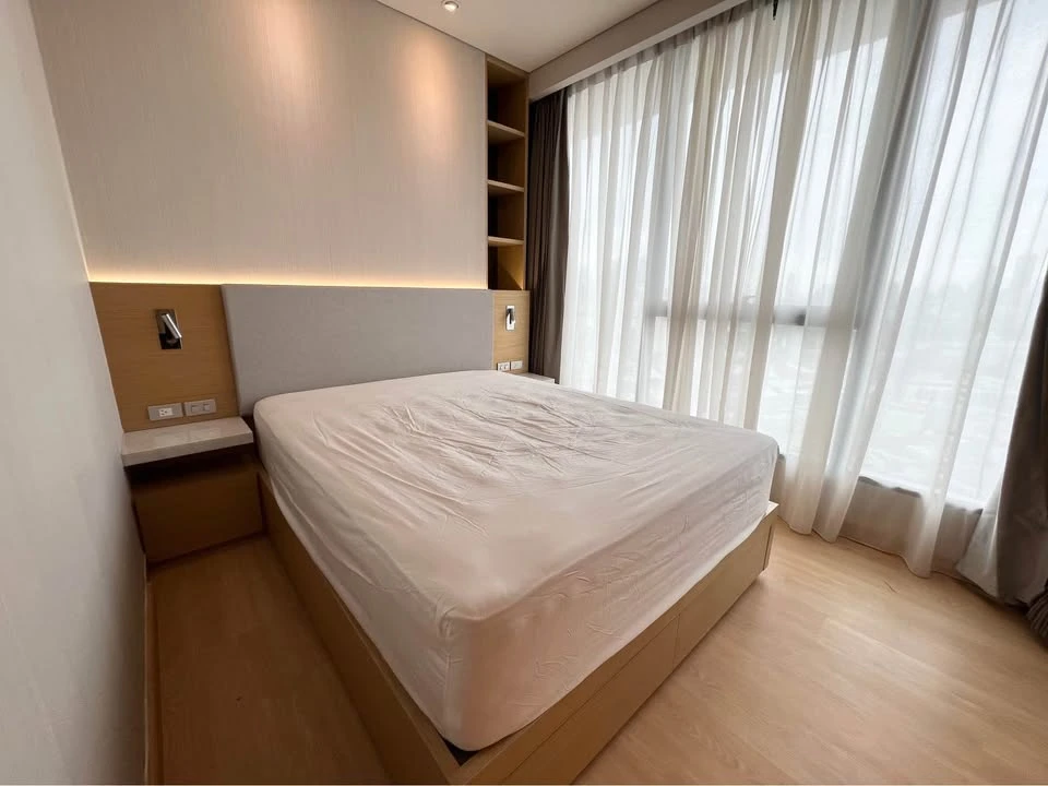 For sale or rent: The Lumpini 24, 20th floor, very high, decorated with built-in furniture and a very good walk-in closet. Reserve now!