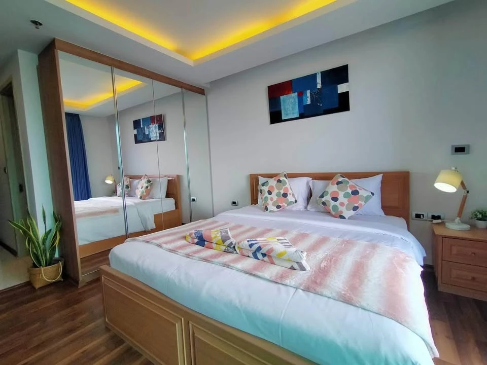 For sale or rent: The Peak Towers Pattaya. A lovely room with a cool theme. Great location. Fully furnished. Reserve now!