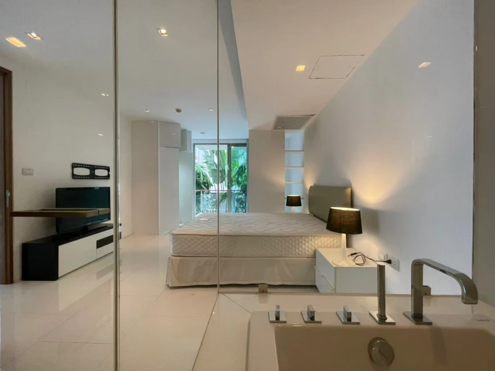 For sale, for rent, The Sanctuary Wong Amat, size 145.78 sq m., very large room, quiet and very private condo, must book.
