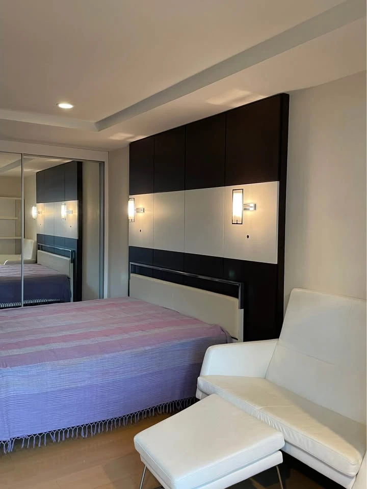 For sale, for rent, The TRENDY Condominium, spacious room, lots of usable space, built-in headboard, amazing view of Asoke, don't miss it.