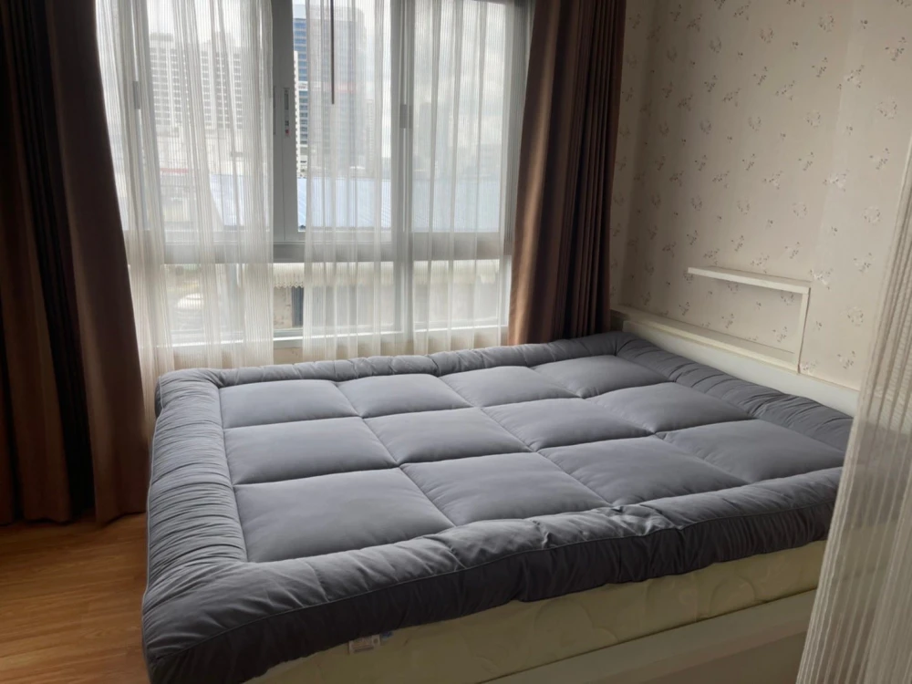 For sale or rent: The Trust Residence Pinklao. A lovely room with beautiful wallpaper and fully furnished. Reserve now!