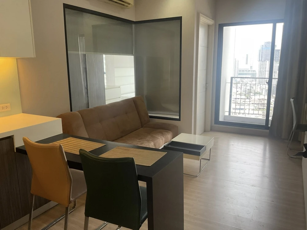For sale or rent: Urbano Absolute Sathon-Taksin. Ready-to-move-in apartments with complete amenities. Great price! Book now!