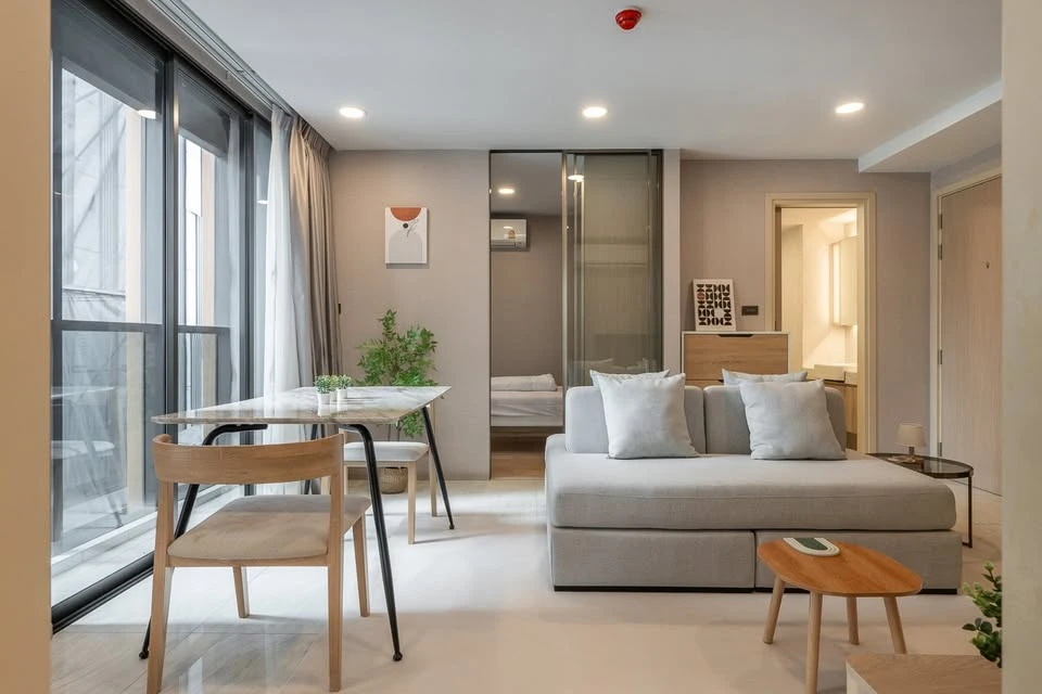 For sale, for rent, Walden Asoke, fully furnished condo, in the heart of Asoke-Phrom Phong, corner room, 4th floor, ready to move in.