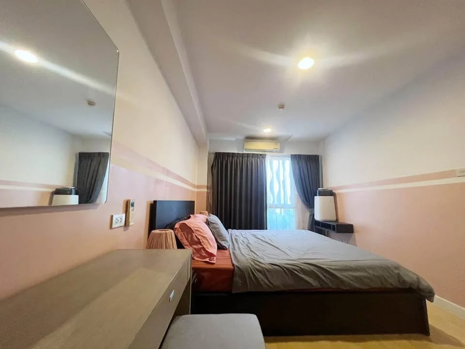 For sale or rent: Whizdom Punnawithi, a spacious room with a full set of high-quality furniture. Don't miss it!