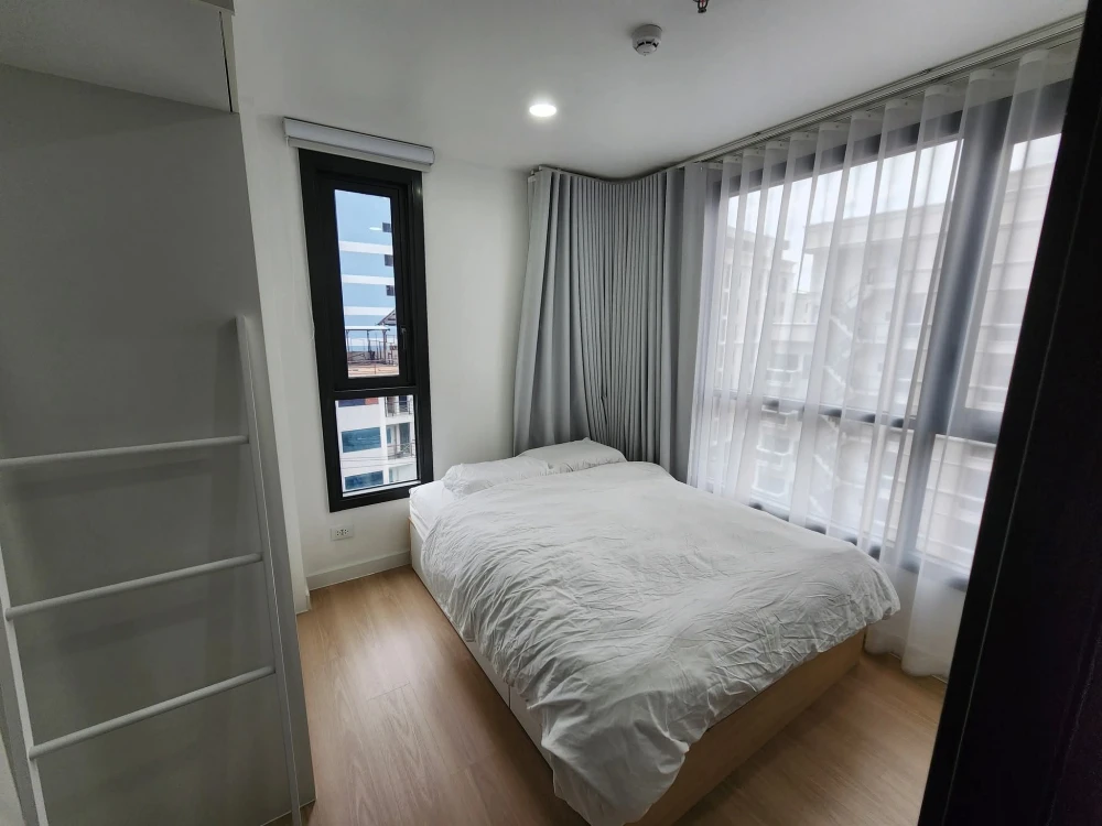 For sale or rent: XT Huaikhwang. Spacious room with plenty of usable space. High quality built-in furniture. Hurry and reserve now!