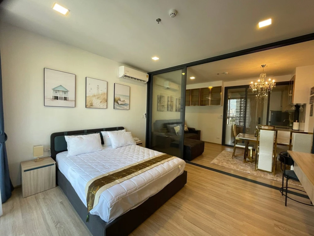 For sale or rent: XT Phayathai. Beautifully decorated with complete furniture. Premium floor with two gardens in front of the unit. Book now!
