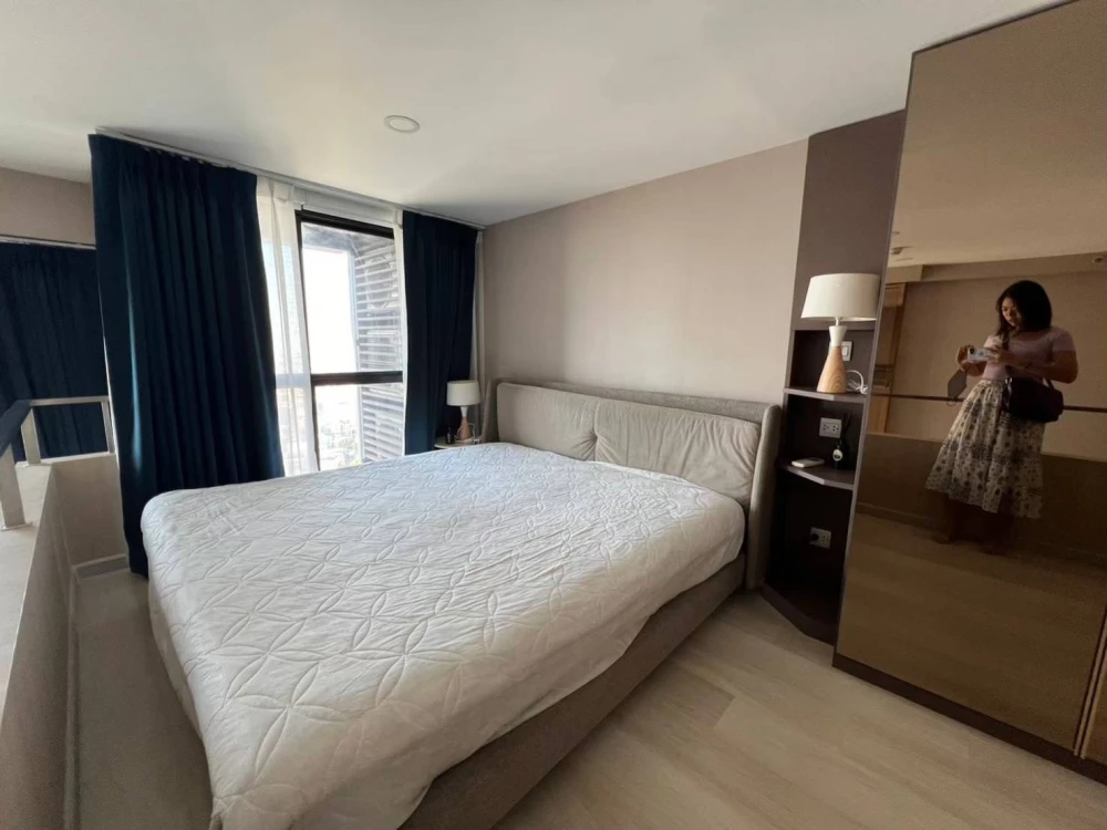 For sale: Knightsbridge Prime Sathorn. Spacious, high-floor unit with comfortable living space. Fully furnished with complete amenities. Book now befo