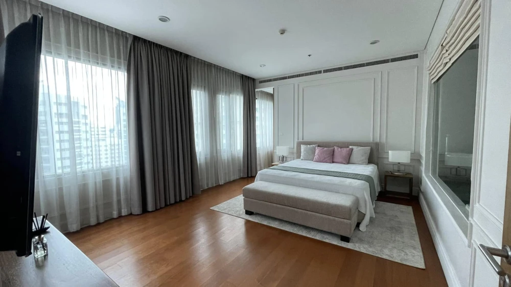 For sale Bright Sukhumvit 24, 3 bedrooms, 3 bathrooms, corner room, sunset view, don't scroll past, reserve now.