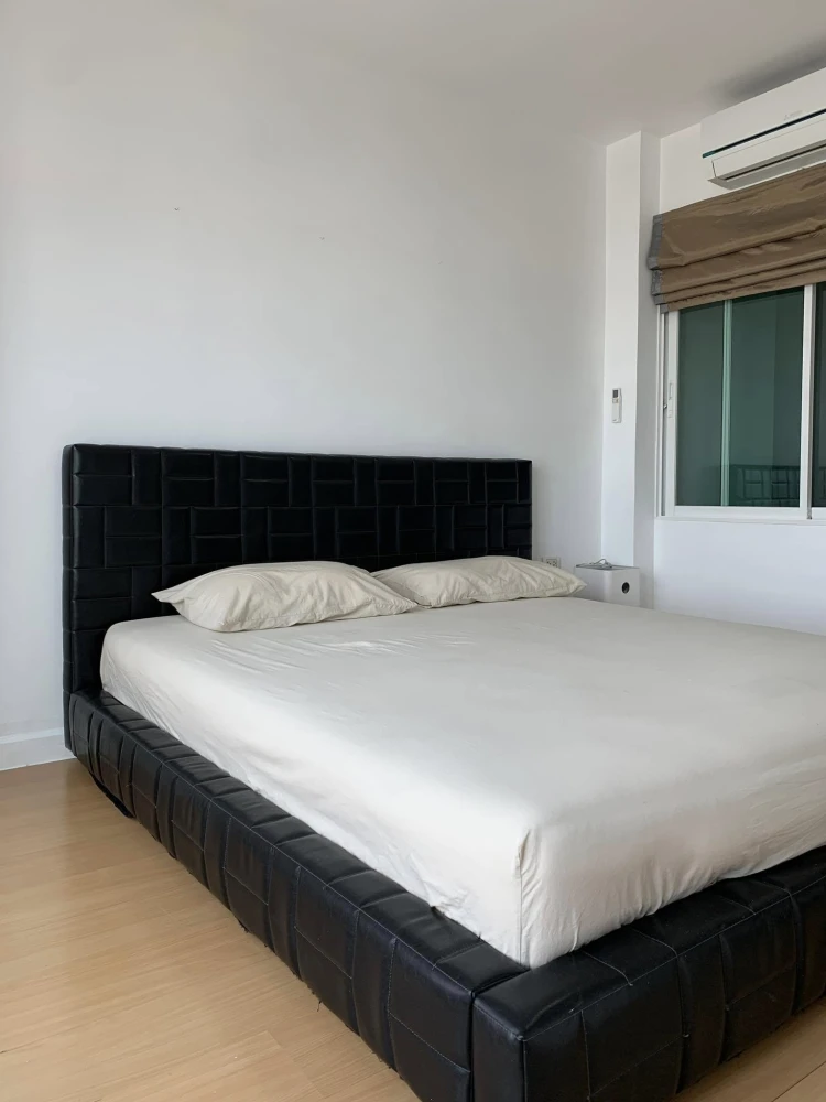 For sale: Life @ Ratchada-Huai Khwang, area 40 sq m., plenty of usable space, built-in furniture in the living room area, hurry up and grab it.