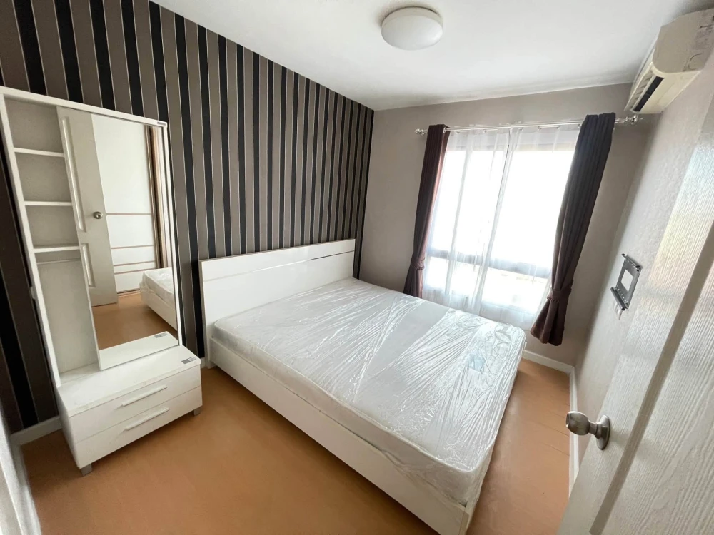 Selling iCondo Ngamwongwan. The bedroom has gorgeous wallpaper and comes fully furnished. Just bring your belongings and move in!