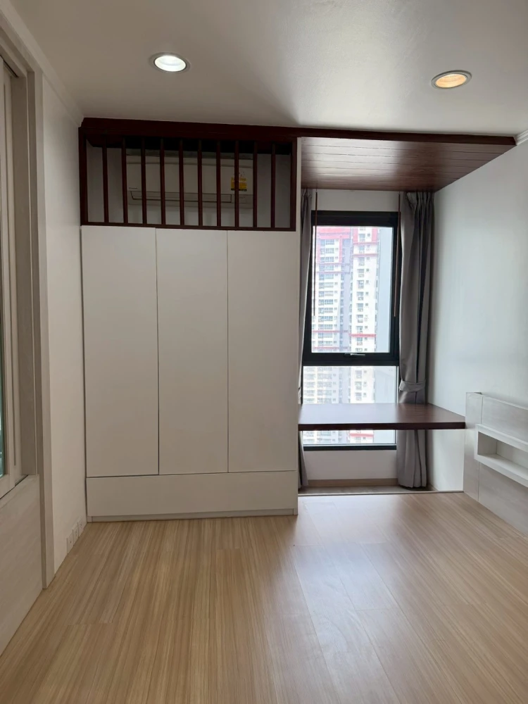 For sale: Ideo Q Ratchawithi, 29th floor, city view, spacious room, comfortable living. Interested? Hurry and reserve now!