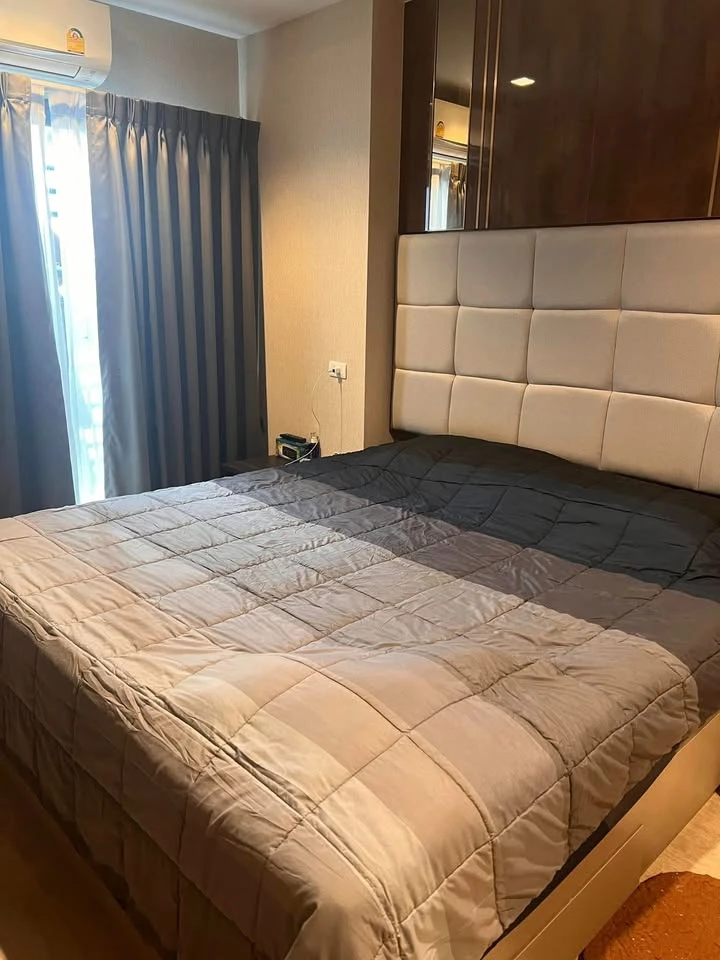 For sale: Ideo Sathorn-Wongwian Yai with built-in wallpaper, amazing built-in decorations, lots of usable space. If you're slow, you'll miss out.