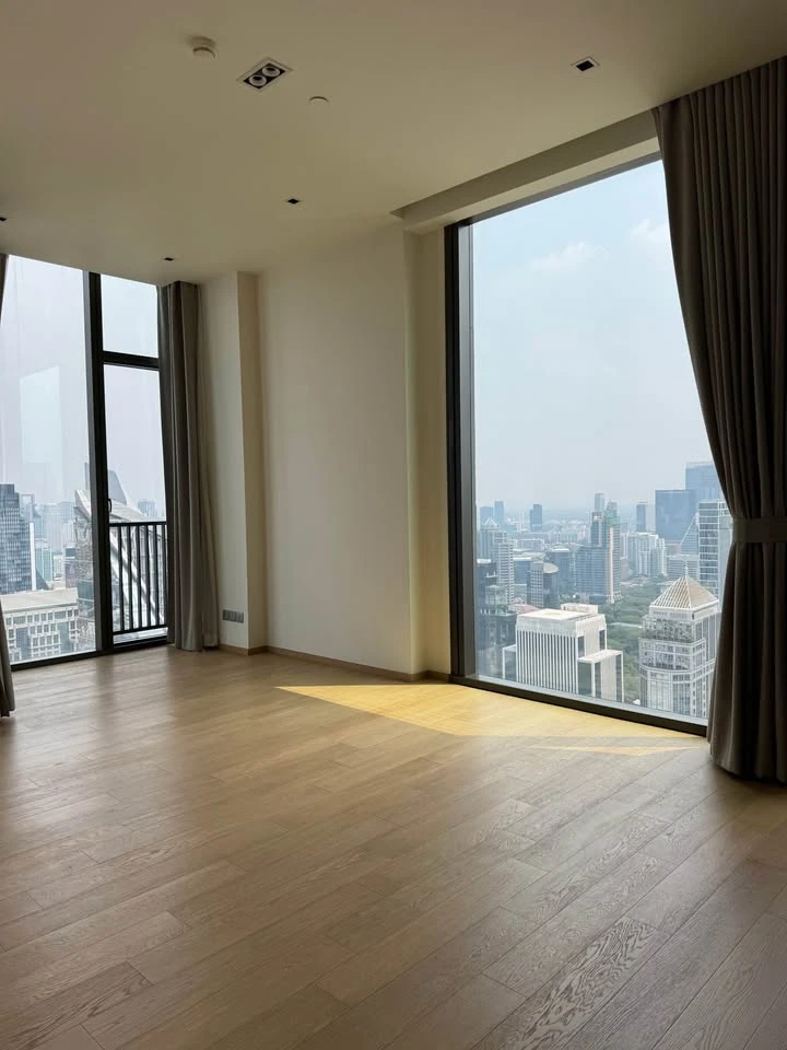 For sale: 28 Chidlom, 2 bedrooms, 40th floor, corner room, good location. Interested in owning one? Reserve now!