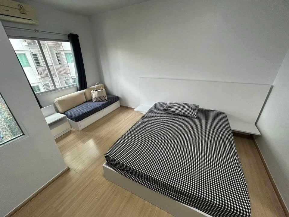 Selling A Space Asoke-Ratchada corner unit for privacy. Fully furnished. Don't miss out!